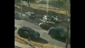 Chișinău: Un tânăr a fost bătut în plină stradă și impus să ceară scuze în genunchi